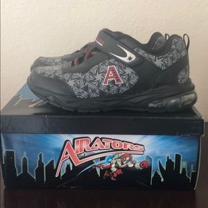 Boy’s Size 2 AIRATORS Shoes
